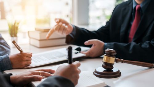 Ký kết thỏa thuận với luật sư.